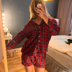 Rutig julpyjamas - Säljer ett pyjamassätt från lager 157! Perfekt nu till julen och när man vill ha det extra mysigt. Skjortan sitter oversized därav byxorna i en mindre storlek. Man får båda delarna i köpet. 