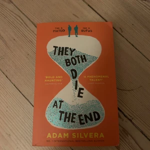They Both Die at the End - En internationell bästsäljare om Mateo och Rufus, två unga som möts under speciella omständigheter. Perfekt för dig som gillar starka känslor, vänskap och tankeväckande berättelser. Omslaget är färgstarkt och lockar till läsning.