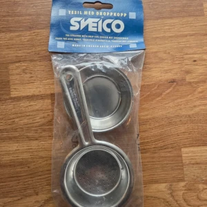 Tesil med droppkopp - Tesil med droppkopp från Sveico, tillverkad i rostfritt stål. Produkten är ny och oöppnad i originalförpackning. Perfekt för att brygga te med enkel rengöring och droppkopp för att undvika spill. Svensk kvalitet, art.nr 913060.