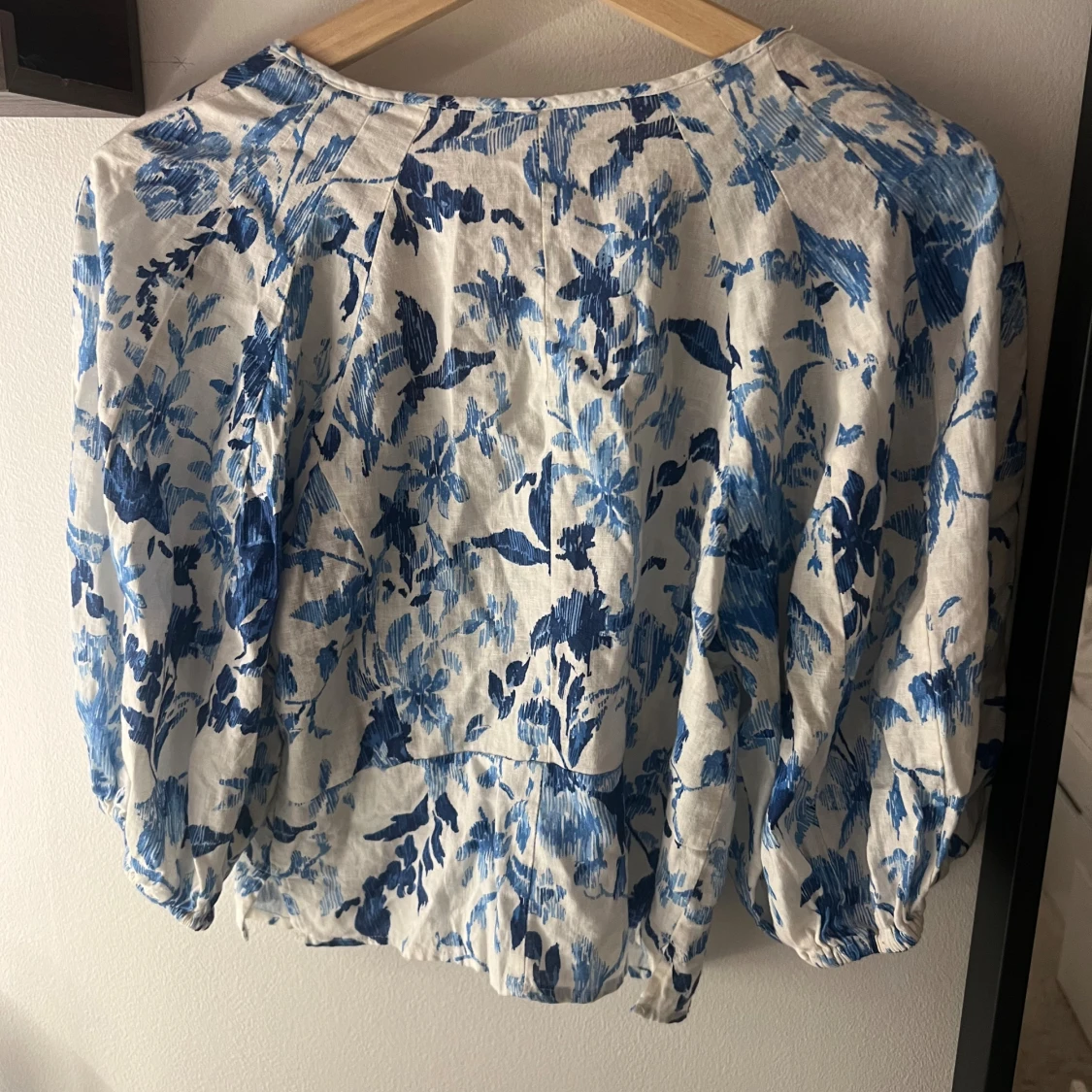 Blommig blus i linneblandning, S - 1