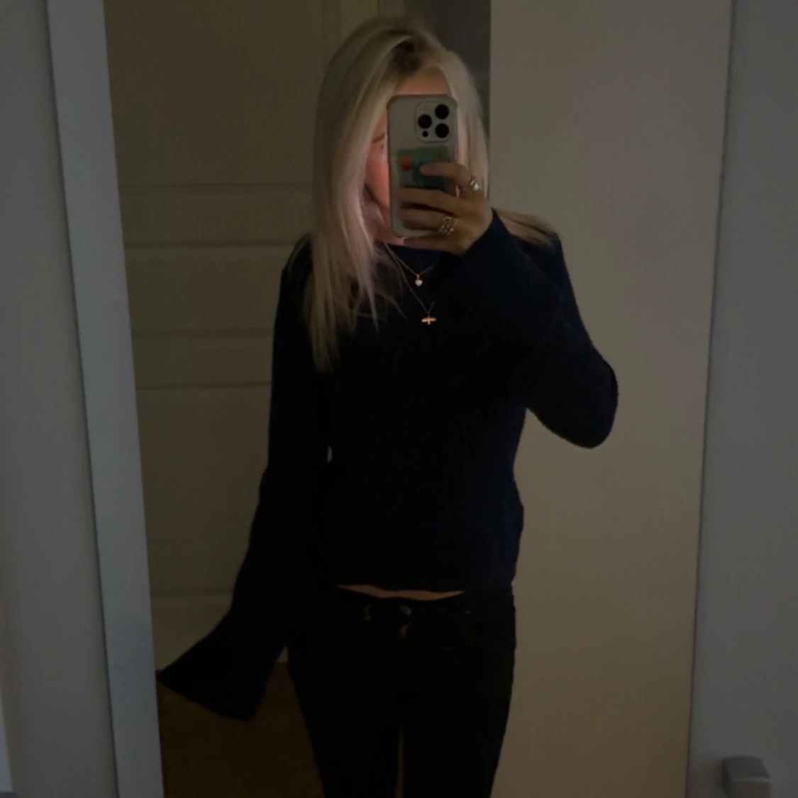 Mörkblå stickad tröja med långa ärmar