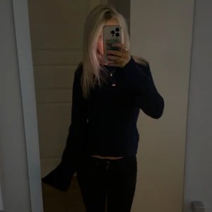 Mörkblå stickad tröja med långa ärmar - Enkel och gullig mörkblå stickad tröja med lång ärm och rak passform. Tröjan svänger ut vid armarna😘