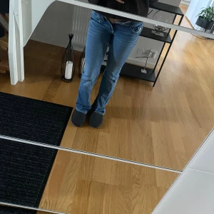 Blå bootcut jeans med låg midja  - Säljer ett par snygga lågmidjade bootcut jeans från Gina Tricot, köpta på Gina Young (storlek 164). De är i mycket bra skick utan synliga skador eller fläckar, men används tyvärr inte längre eftersom de blivit för små. Passar dig som vanligtvis bär storlek XS. Jag är 165 cm lång för referens. De är normal i storleken och har en ”tall” längd.