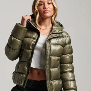 Vinterjacka  - Jättefin vinterjacka! Använd en vinter och är i väldigt bra skick, storlek L men är mer som en M💓om ni har frågor eller vill ha fler bilder så skriv bara! 