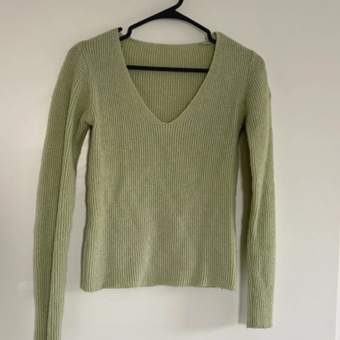 Ljusgrön ribbad stickad tröja