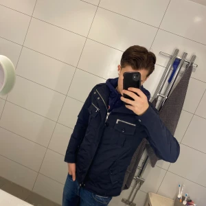 Field jacka - Jag säljer en riktigt fet field jacka från Riley🤩 || Skick: 9/10 ||Storlek: M/S || Modellen är 177cm🙌 || Tveka inte på att ställa frågor😉