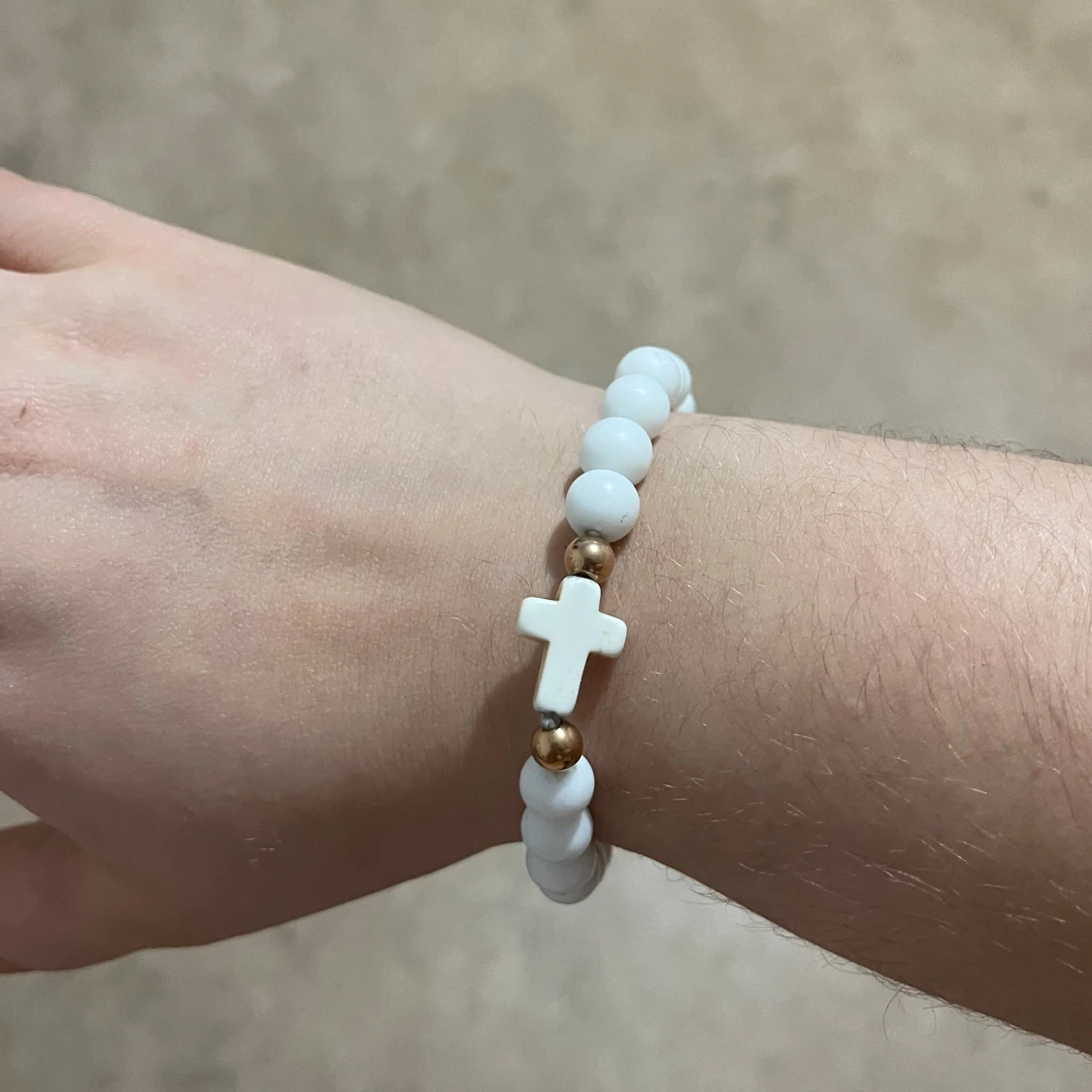 Vitt pärlarmband med kors