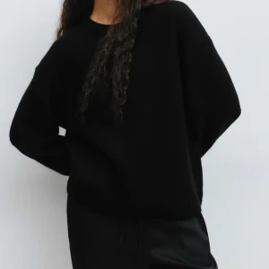 Svart stickad tröja  - En svart stickad tröja från Gina Tricot i storlek xs, knappast använd och säljs pga att den inte används, 255kr+ frakt❤️