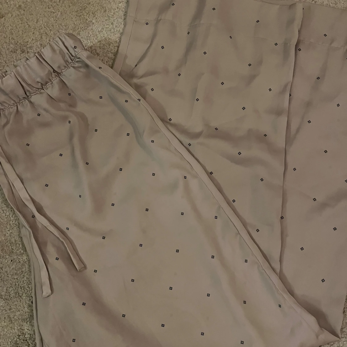 Beige pyamasbyxor med prickigt mönster