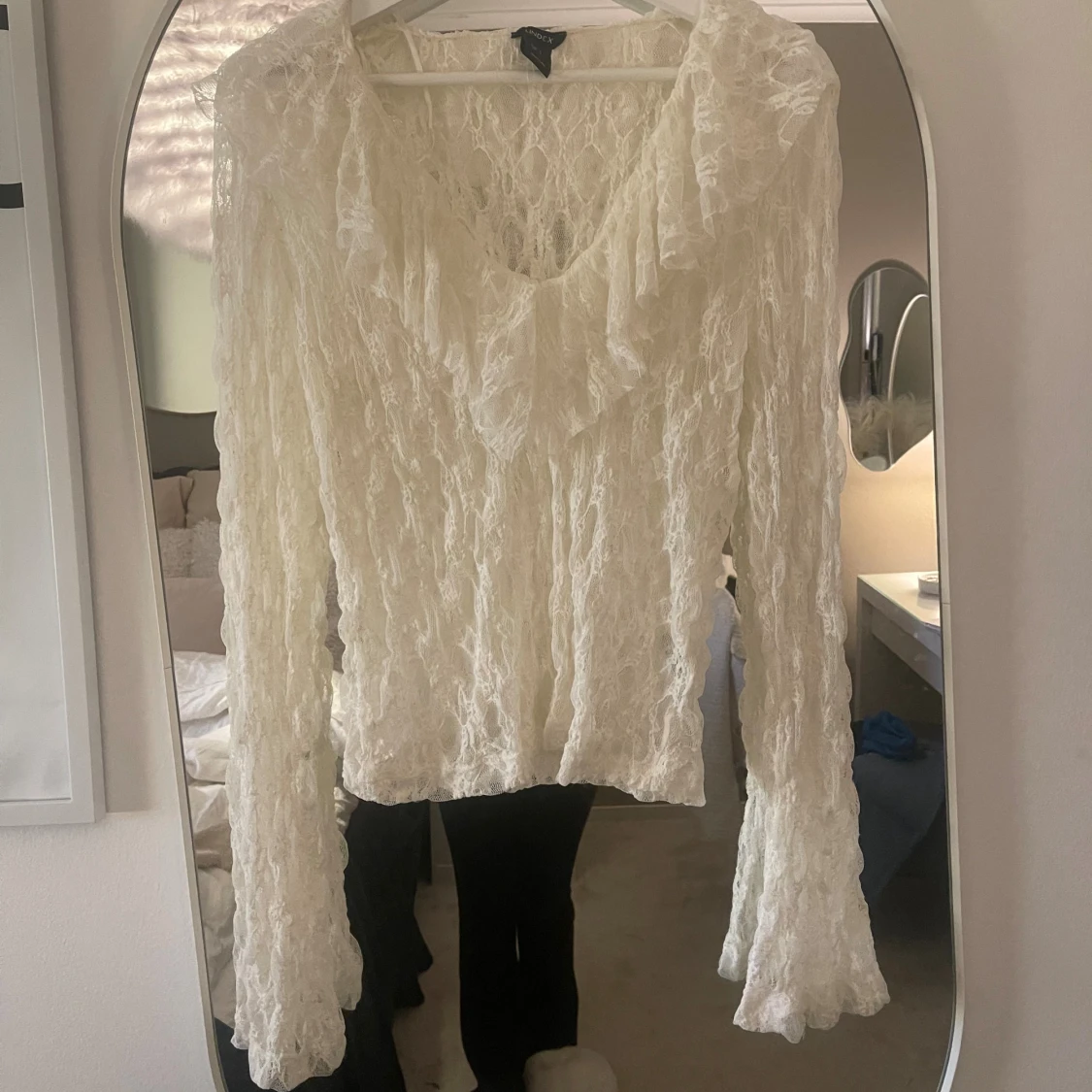 Vit spetsblus med volang från Lindex