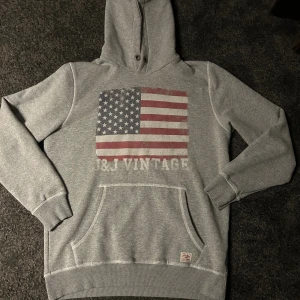 Grå hoodie Jack & Jones Vintage - Grå hoodie från Jack & Jones Vintage, riktigt fett  och jävligt skön. Priset kan diskuteras.