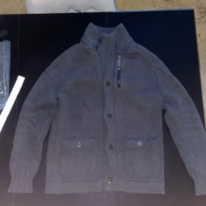 Stickad cardigan - Otroligt snygg stickad cardigan. Passar perfekt till kallare väder. Modellen är 180cm, 73kg. Priset går att diskutera.