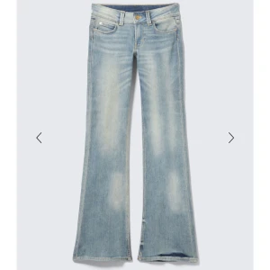 Cheap monday bootcut jeans ljusblå - Säljer ett par ljusblå weekday jeans med bootcut passform och låg midja. Jeansen har klassisk femficksdesign, slitningar och blekta detaljer framtill och baktill. Materialet är mjukt jeans med dragkedja och knapp framtill. Dom är knappast använda så dom är som nya. 