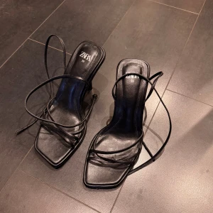 Svarta klackar Zara - Använda 1 gång! Snörade klackar från Zara i väldigt bra skick! 