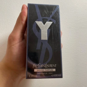 Yves Saint Laurent Y EdP 100ml - Y Eau de Parfum från Yves Saint Laurent. 100 ml spray. Snygg och modern doft i exklusiv förpackning. Helt oöppnad, säljer hela min kollektion (kolla in min profil för fler parfymer)