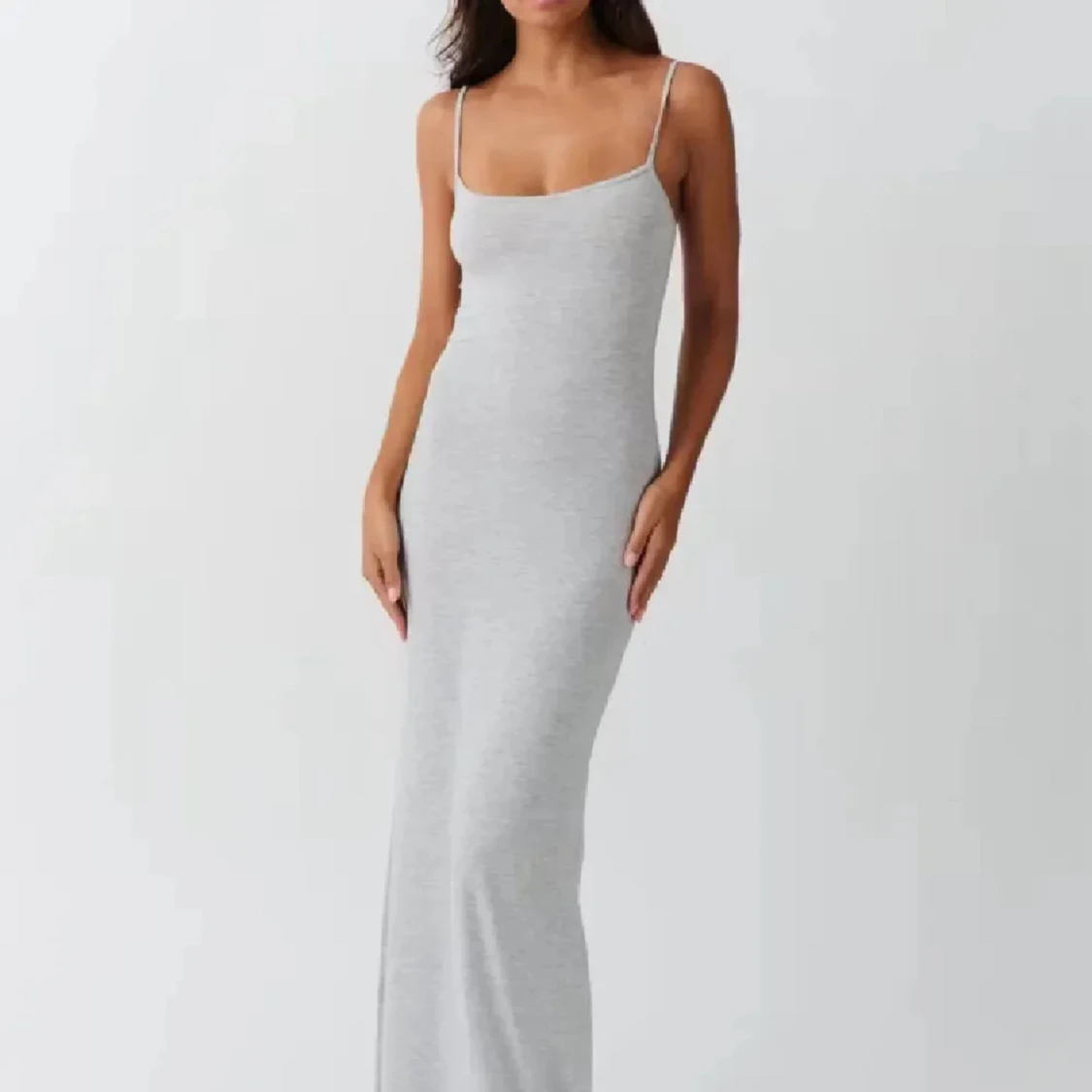 Grå långklänning med smala axelband