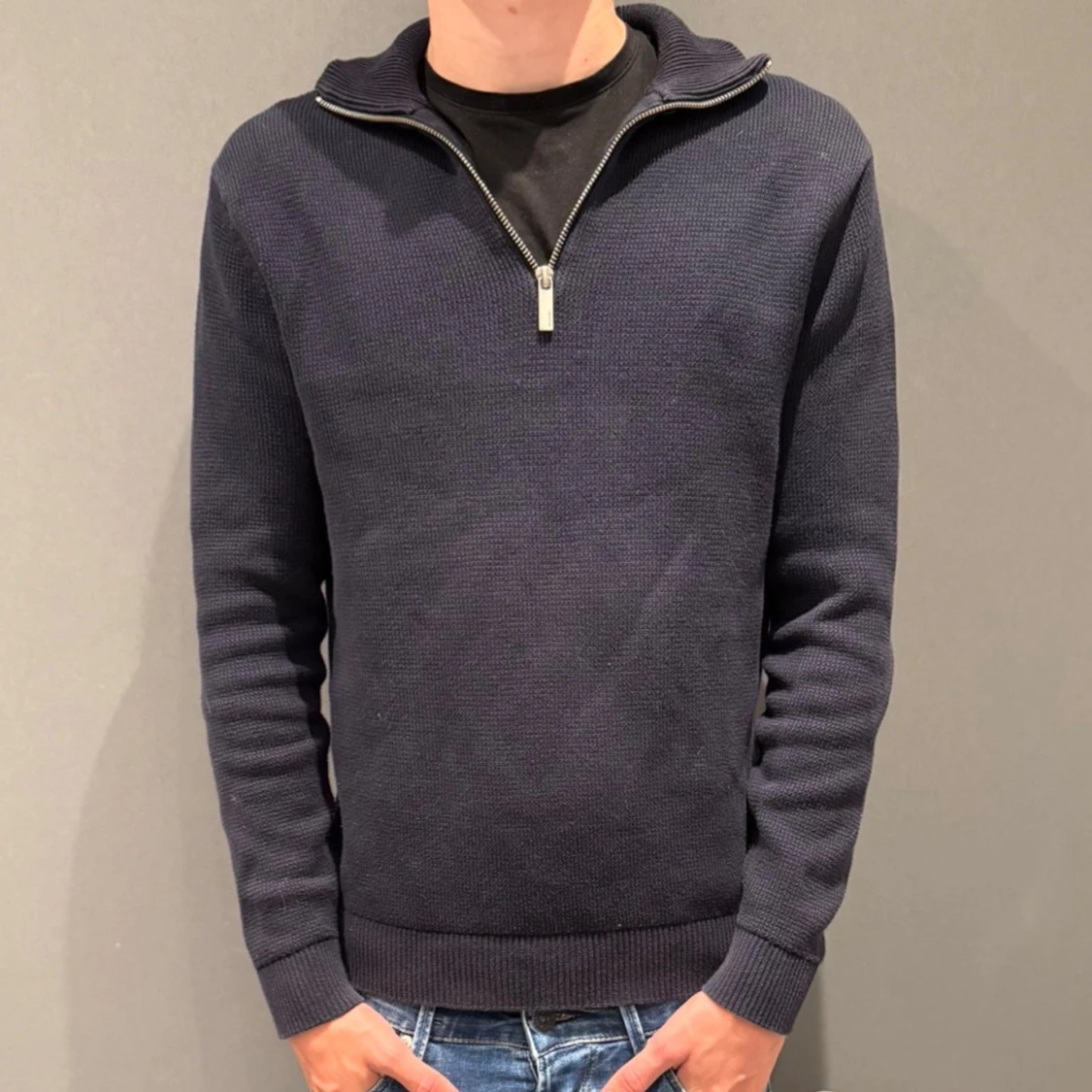 Mörkblå stickad half zip-tröja