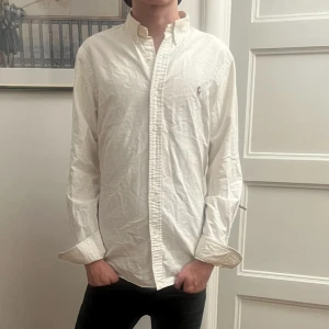 Vit skjorta från Ralph Lauren - Vit skjorta från Ralph Lauren knappt använd lite skrynklig men det räcker med att stryka den så är den som ny igen! Hör av er vid funderingar!🙌