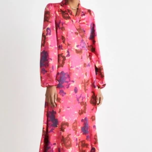 Blommig omlottklänning i rosa satin - Otrolig klänning från Crās som är slutsåld. Storlek S, använd fåtal gånger.