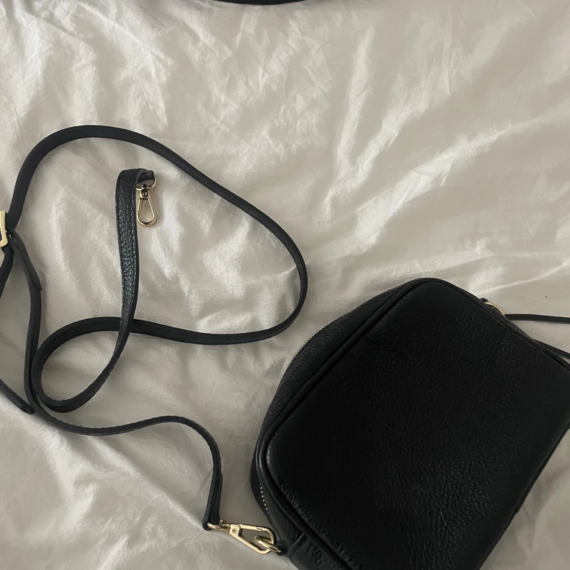 Svart axelväska med tofs - 1