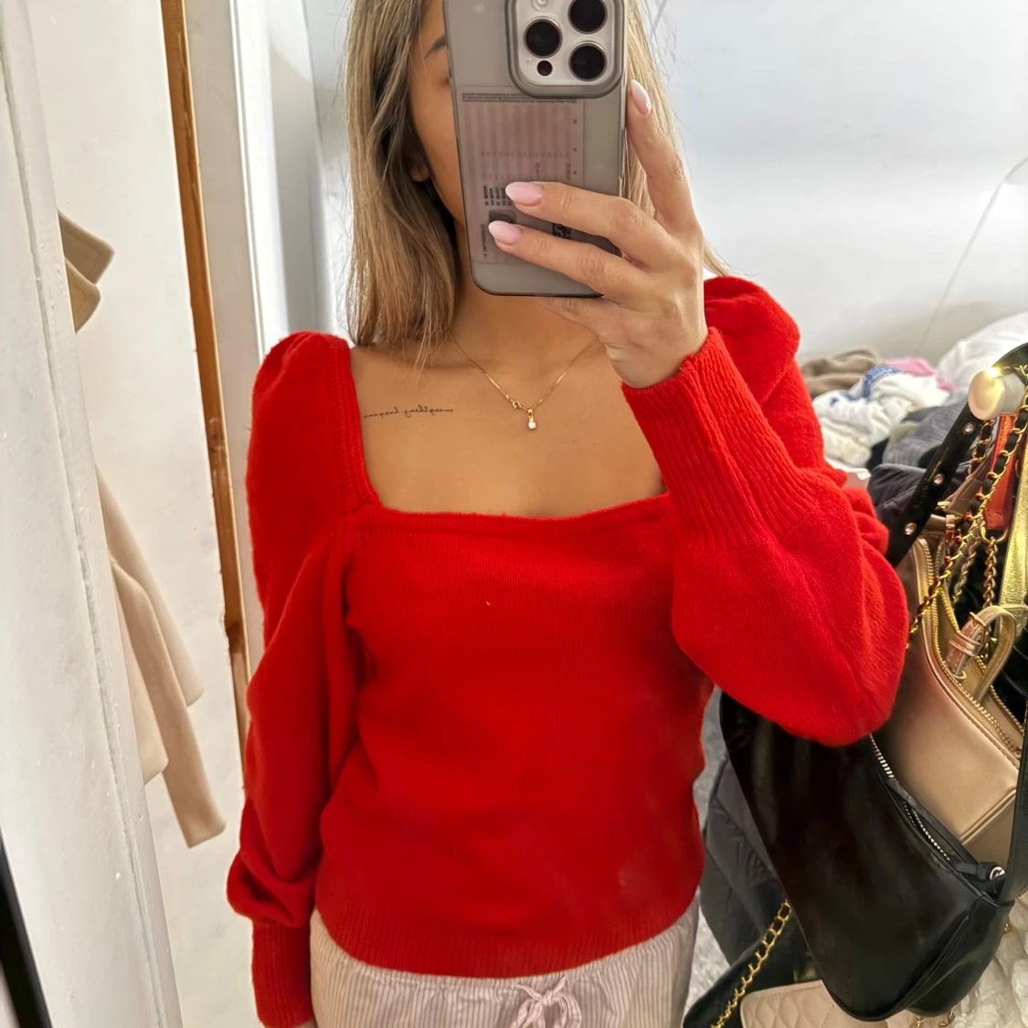 Röd stickad tröja med puffärm - 2