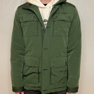 J.lindberg jacka - Säljer denna J.lindberg field jacka | Skick 9/10 | Storlek M(modellen är 180) | Nypris 4200 | Hör gärna av dig vid minsta fråga ✅🙌