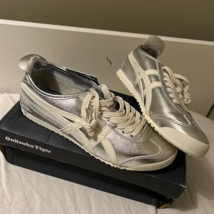 Onitsuka Tiger Silver 42 EU  - size 42 EU.   Text me if you are between 42-43,5 it will fit you!!   Ask me anything. The shoes are brand new. I need to send it out this week. So fast shopping ;D 😎  Bid and text anything!!   Skriv på !! 😊‼️🇸🇪🇸🇪🇸🇪