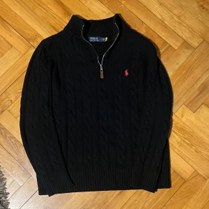 Polo Ralph Lauren Stickad Quarter zip - Säljer nu min Ralph lauren zip. Tröjan är i storlek S och säljs då den inte kommer till användning. Inga defekter eller något liknande. Skriv privat vid fler frågor.