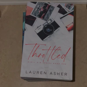 Throttled - En modern och spännande bok med racingtema, perfekt för dig som gillar fartfyllda berättelser och starka känslor. Första delen i Dirty Air-serien, populär bland unga vuxna och ungdomar.