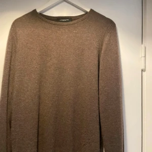 Brun 100% kashmir tröja från Lawrence Grey - Brun kashmir tröja från Lawrence Grey. Storlek S sitter snyggt och passar perfekt till höst och vinter. Tröjan är i nyskick och har inga skador eller defekter. Pris 550kr