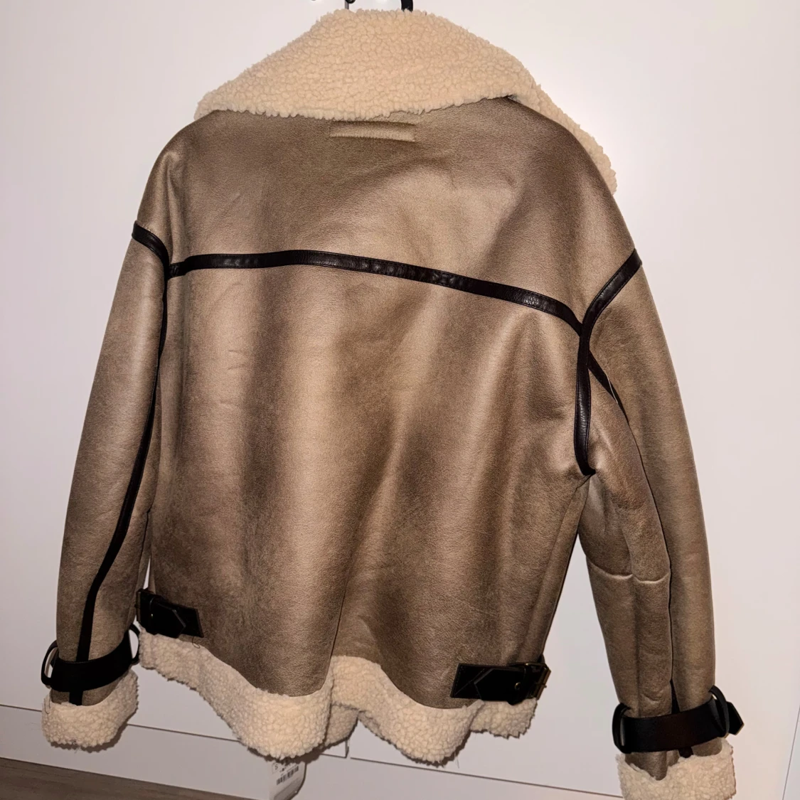 Beige teddyjacka från Zara med detaljer - 2