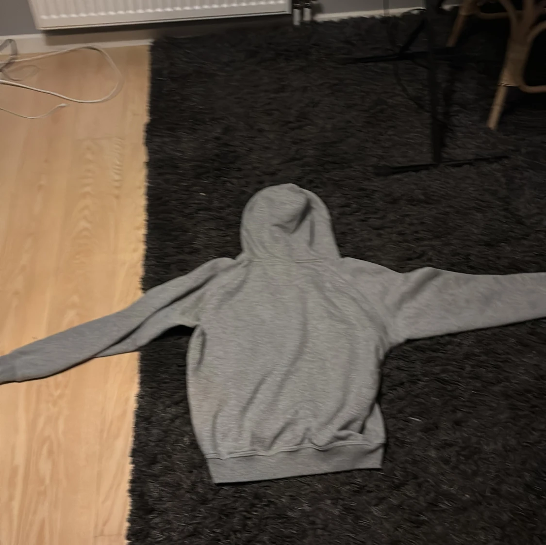 Grå hoodie med huva och ficka - 2