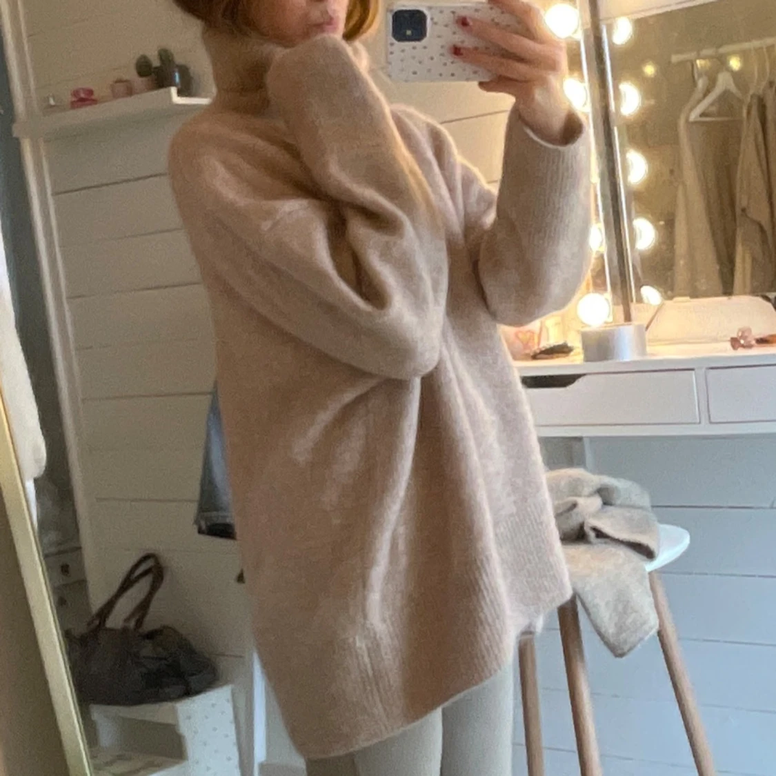 Oversized beige polotröja i ullmix - 1