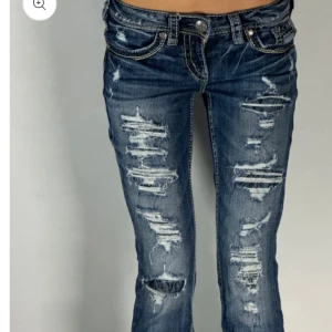 super lågmidjade jeans  - skiiit snygga lågmidjade bout cout jeans från silver (tror ja) jeansen har hål/ slitningar🙌🏼 Midjemått 36, midjehöjd 18, innerbenslängd 79
