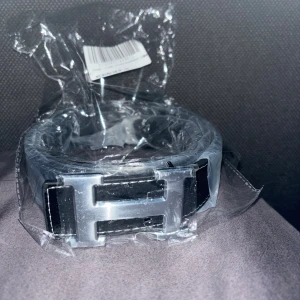 Svart bälte med silver skärp H - Svart bälte med silver skärp H