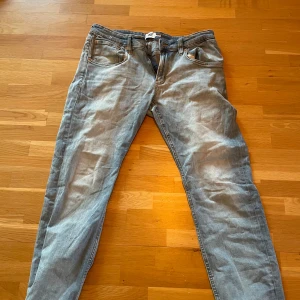 Ljusblå jeans från 157 Rocket - Snygga ljusblå jeans från 157 Rocket med klassisk femficksdesign och kontrastsömmar. Modellen har rak passform och normal midja, tillverkade i mjukt denimtyg som är skönt att bära. Perfekt för dig som gillar enkel och stilren look.