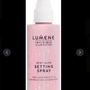 Lumene Dewy Glow Setting Spray - Lumene Invisible Illumination Dewy Glow Setting Spray i en ljusrosa plastflaska med vitt spraylock. Ger lyster och återfuktning till huden, perfekt för att fixera sminket och få en fräsch glow. Passar dig som vill ha en naturlig finish.
