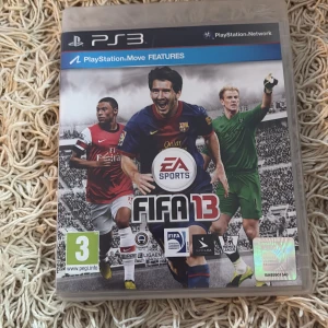 FIFA 13 PS3 - FIFA 13 till PlayStation 3 i fint skick. Upplev realistisk fotboll med över 25 ligor, förbättrad AI och PlayStation Move-funktioner. Omslaget och fodralet är välbevarade, inga synliga skador. Perfekt för fotbollsälskare och samlare.