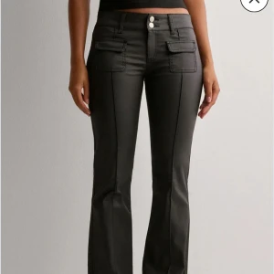 Svarta bootcut byxor med fickor - Snygga svarta bootcut byxor med två framfickor med lock och dubbla knappar i midjan från Nelly, använda typ 2 ggr, strl 34. Nypris 699 mitt pris 499. Finns inte och köpa längre på Nelly.