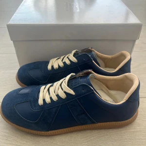 Maison Margielas blå - Säljer ett par Maison Margielas i storlek 41, i blå. Helt nya.  Kom gärna med prisförslag! Skickar samma förslag 