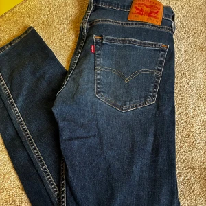 Levis jeans  - Feta Levis jeans! Storlek 31/32.  Modellen är 184cm och 70kg. Tveka inte om du har några frågor mvh Lysekilsgarderoben.