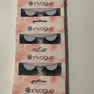 5 paket Invogue Girl's Night lösögonfransar - Säljer flera par Invogue Girl's Night lösögonfransar. De är svarta, fluffiga och ger en dramatisk look. Fransarna är lätta och återanvändbara, perfekta för att lyfta din sminkning. Kommer i snygg rosa förpackning.