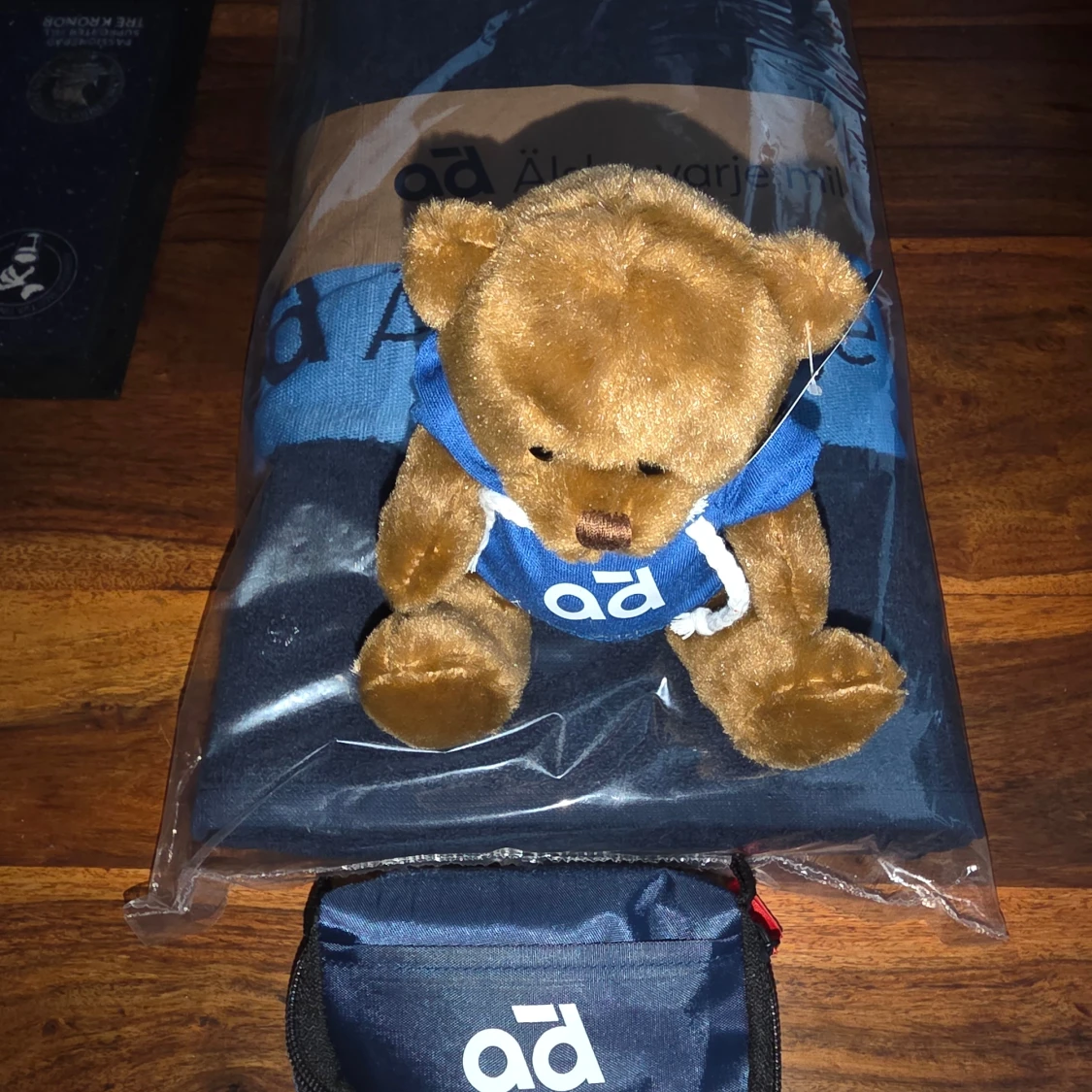 Handduk, nallebjörn och förbandsväska