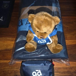 Handduk, nallebjörn och förbandsväska - Handduk , nallebjörn och lite förbandslåda