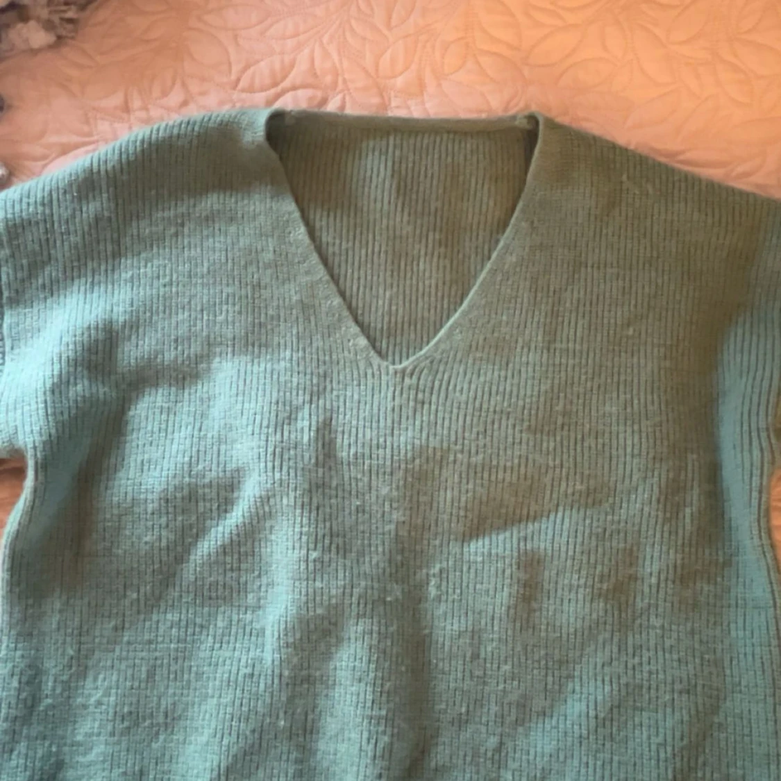 Grön stickad v-ringad tröja - 1