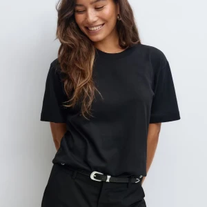 Fin Ginatricot T-shirt - Super fin basic T-shirt från ginatricot. Använd några gånger och säljer då den är för liten. Har samma i vit så om ni vill ha nån av dom hör av er. Pris går att diskuteras vid snabb affär💛