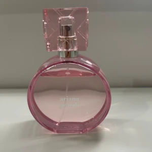Ariana Grande rosa parfymflaska - Är lite använd. 100 ml. Ariande grande thank u next. 
