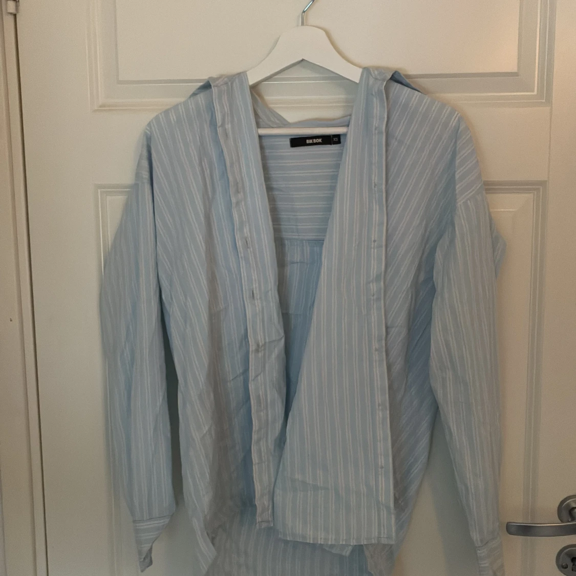 Ljusblå randig skjorta från Bik Bok