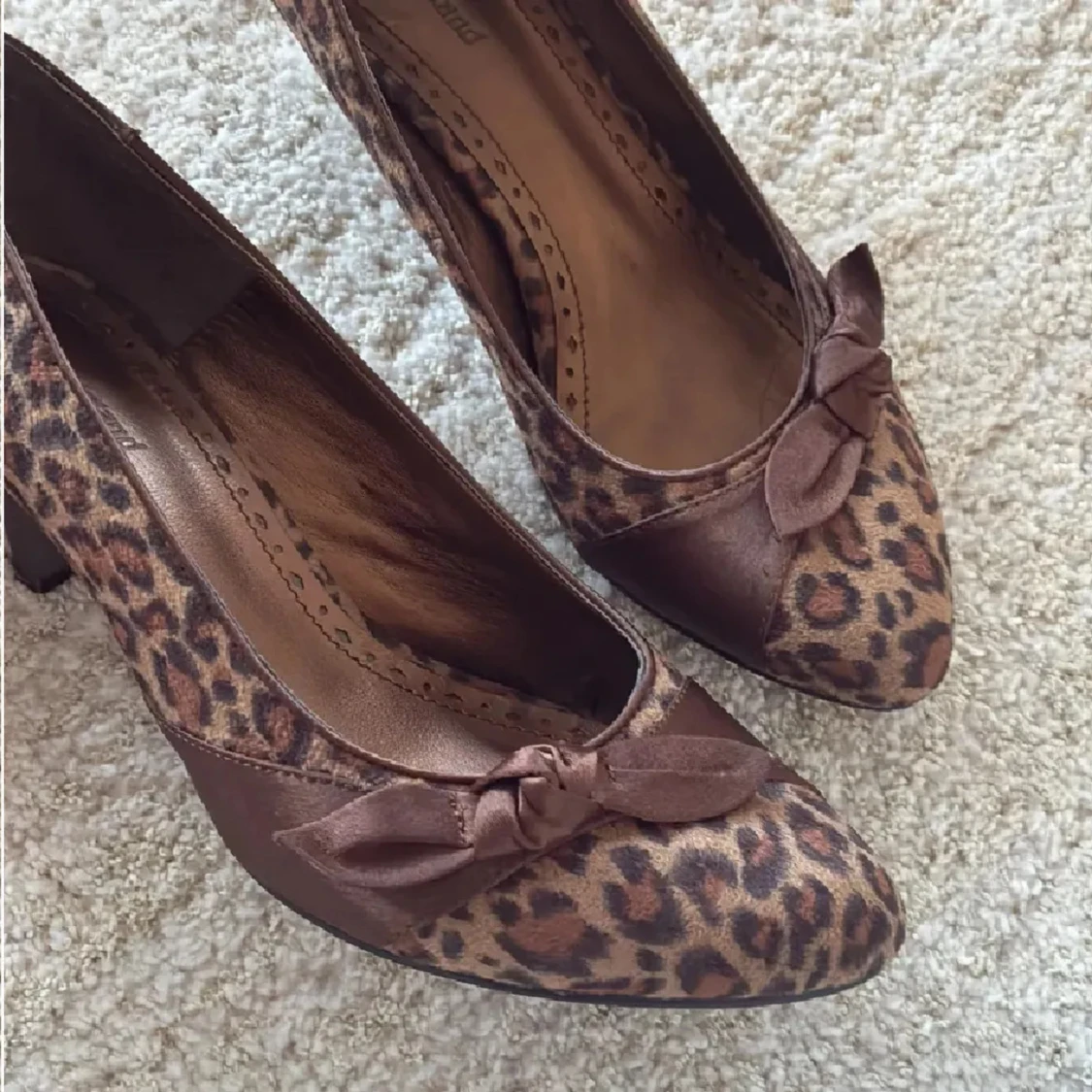 Bruna pumps med leopardmönster och rosett - 1