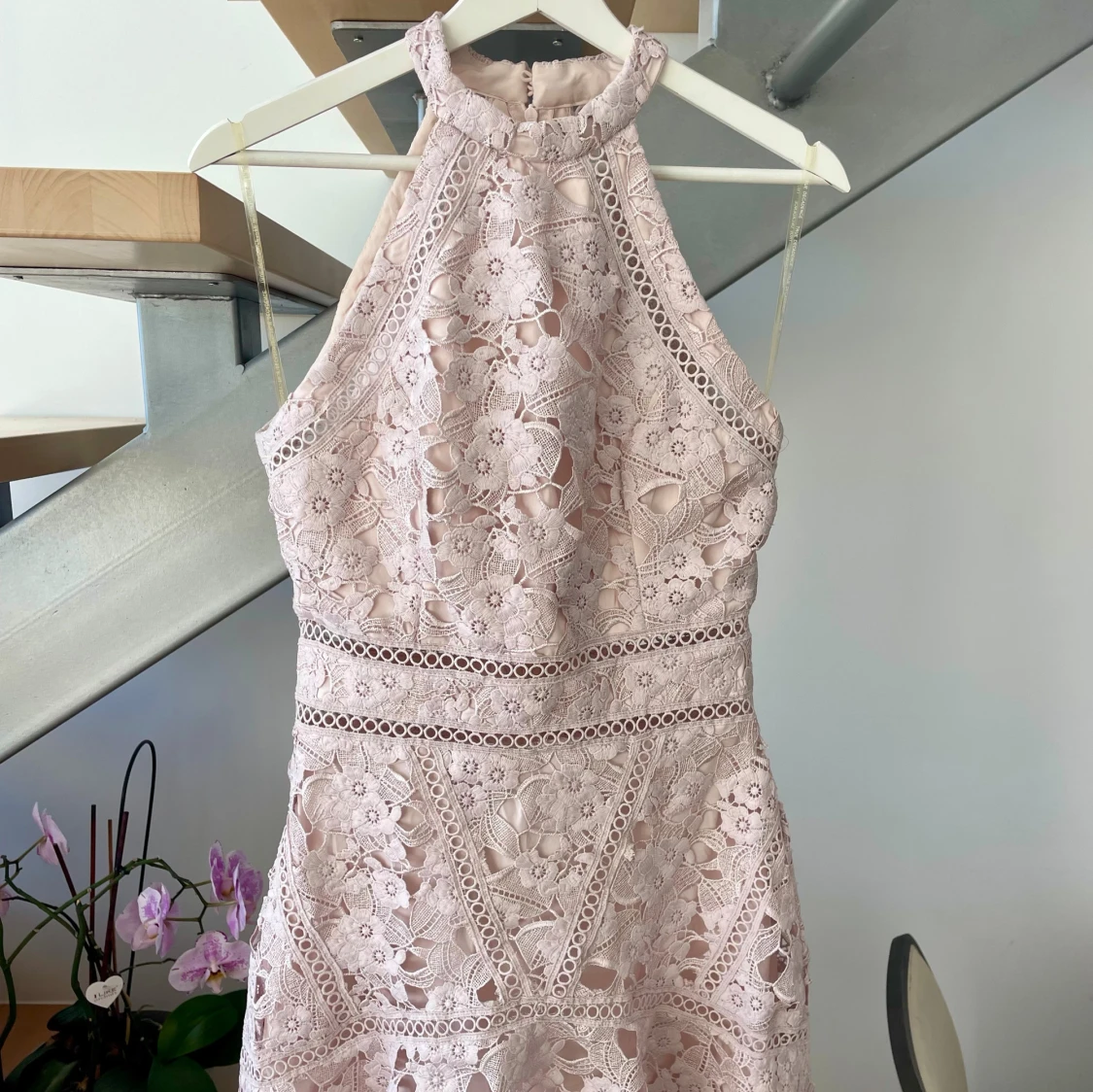 Ljusrosa spetsklänning med volang - 2